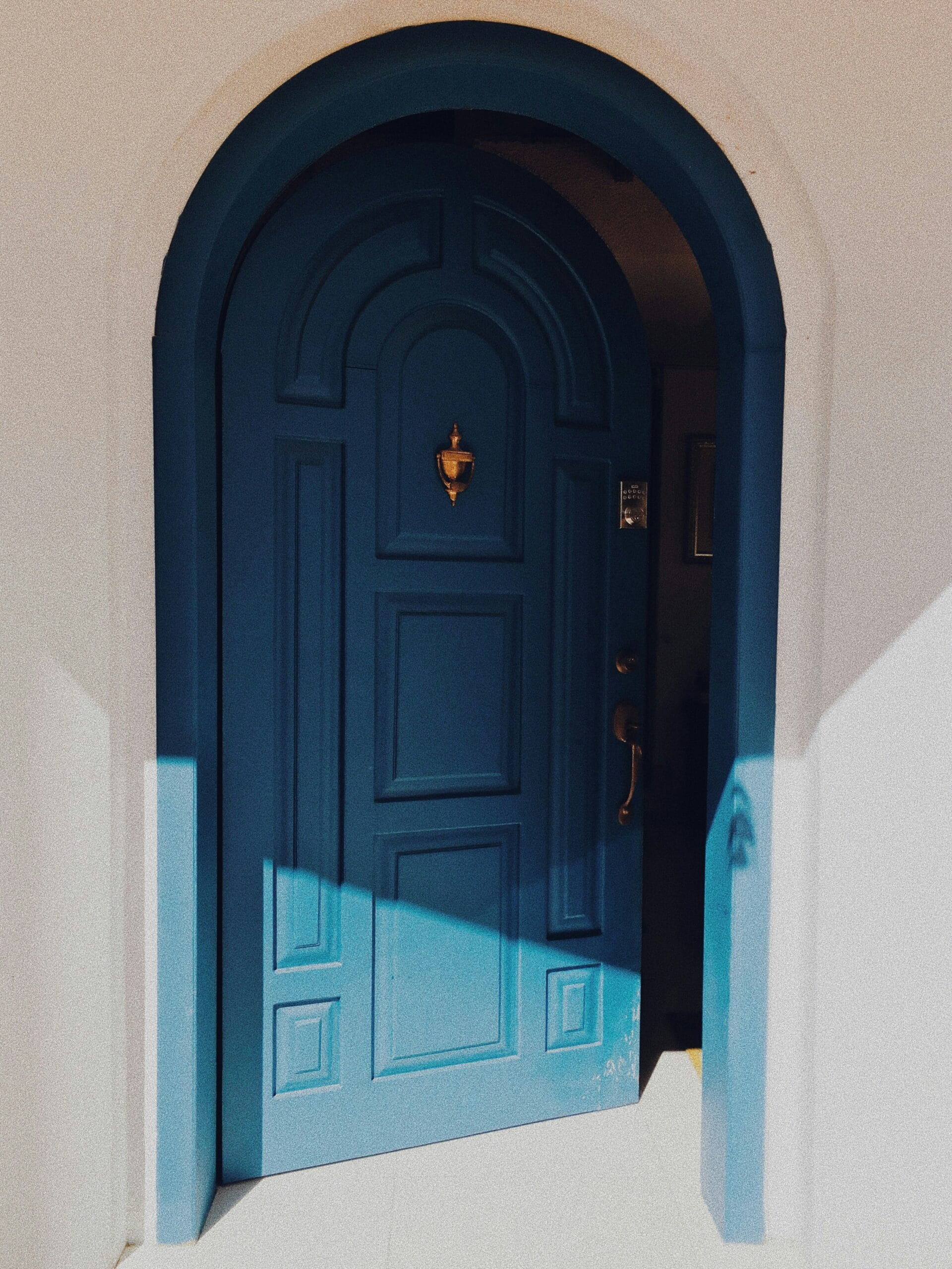 Porte d'entrée bleue avec arche blanche dans maison atypique - se connecter à Atypik Home - s'inscrire à Atypik home