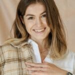 Femme souriante face à l'objectif, une hôte qui témoigne pour Atypik Home