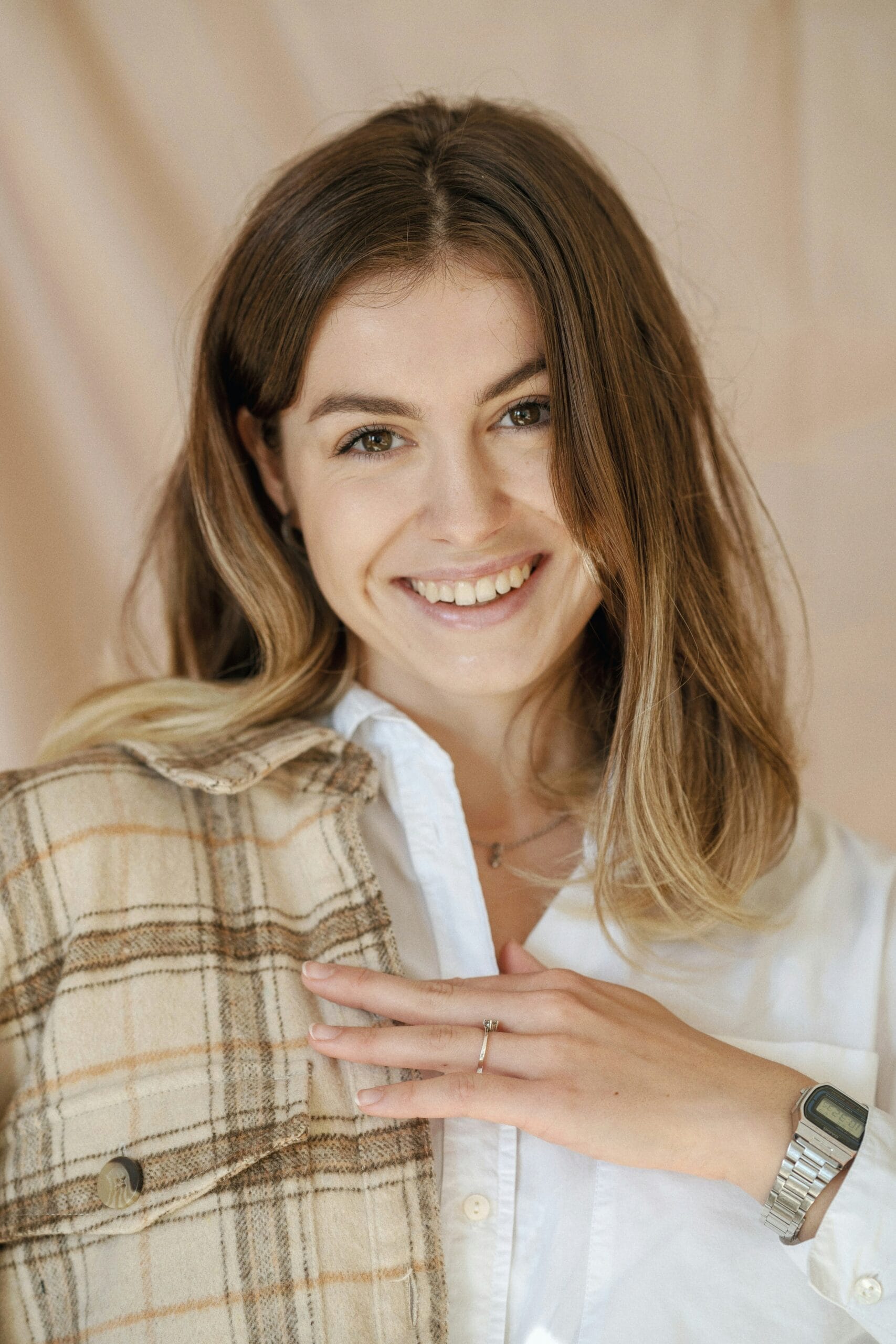 Sofia, témoignage Atypik Home Femme souriante face à l'objectif, une hôte qui témoigne pour Atypik Home