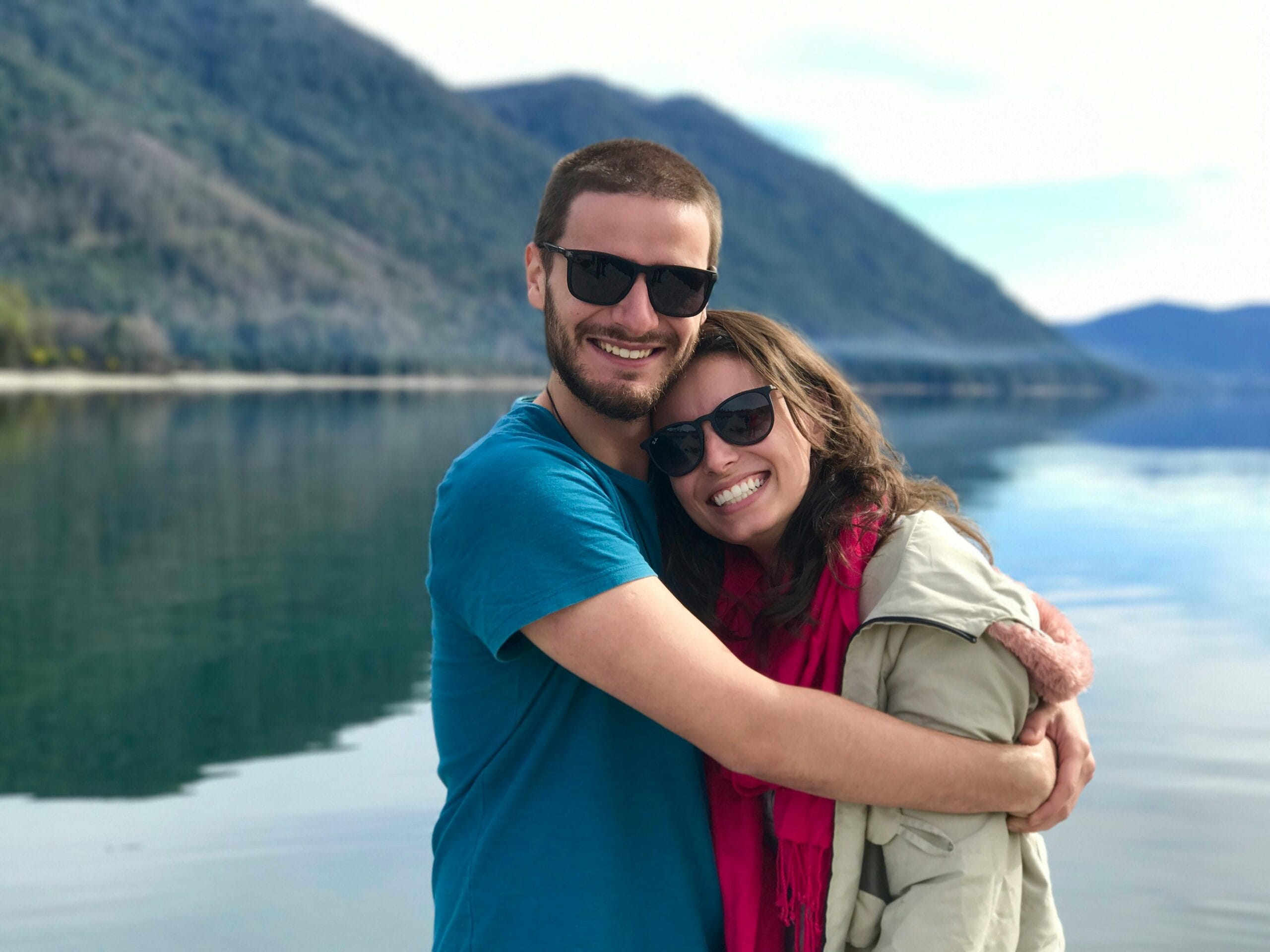 Couple de voyageur qui témoigner Atypik Home Couple amoureux qui souri devant un lac de montagne
