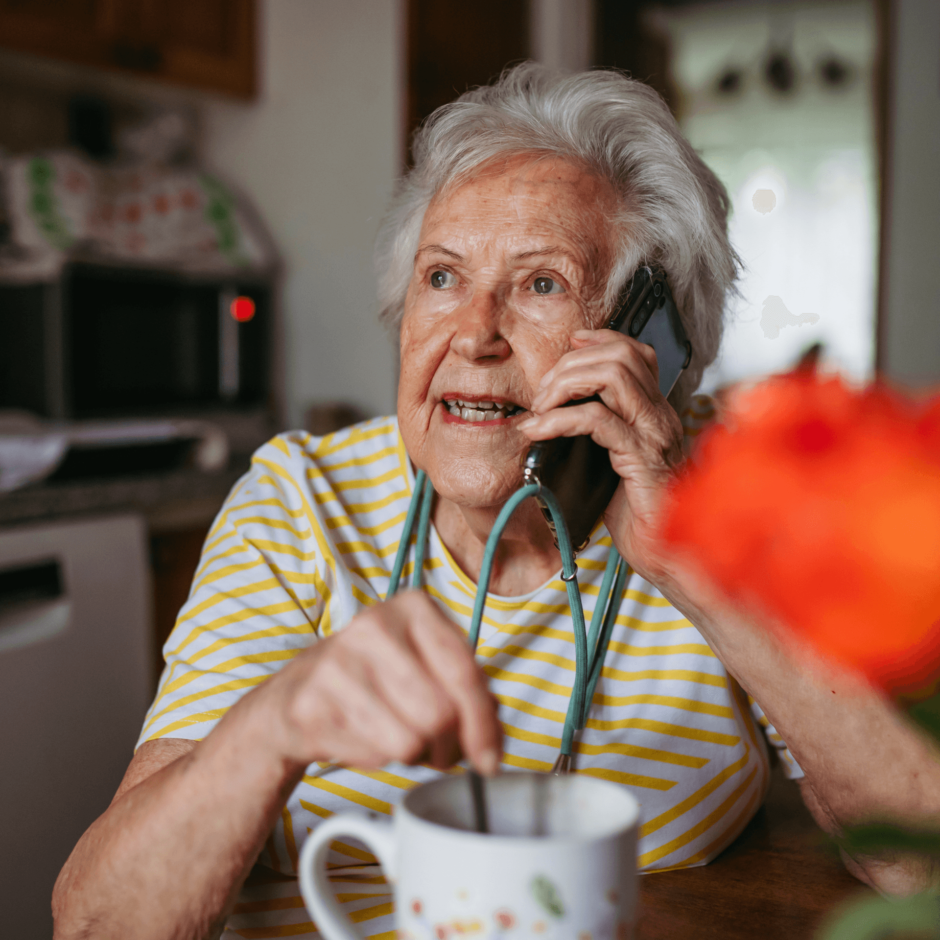 Une femme au téléphone qui raconte probablement son expérience magique chez Hobbit's Home, témoignage client hébergement insolite