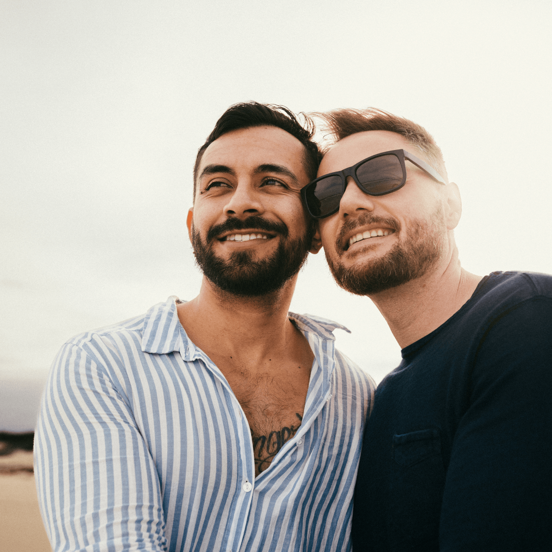 Deux hommes souriants pour le lovebus, témoignage client hébergement insolite
