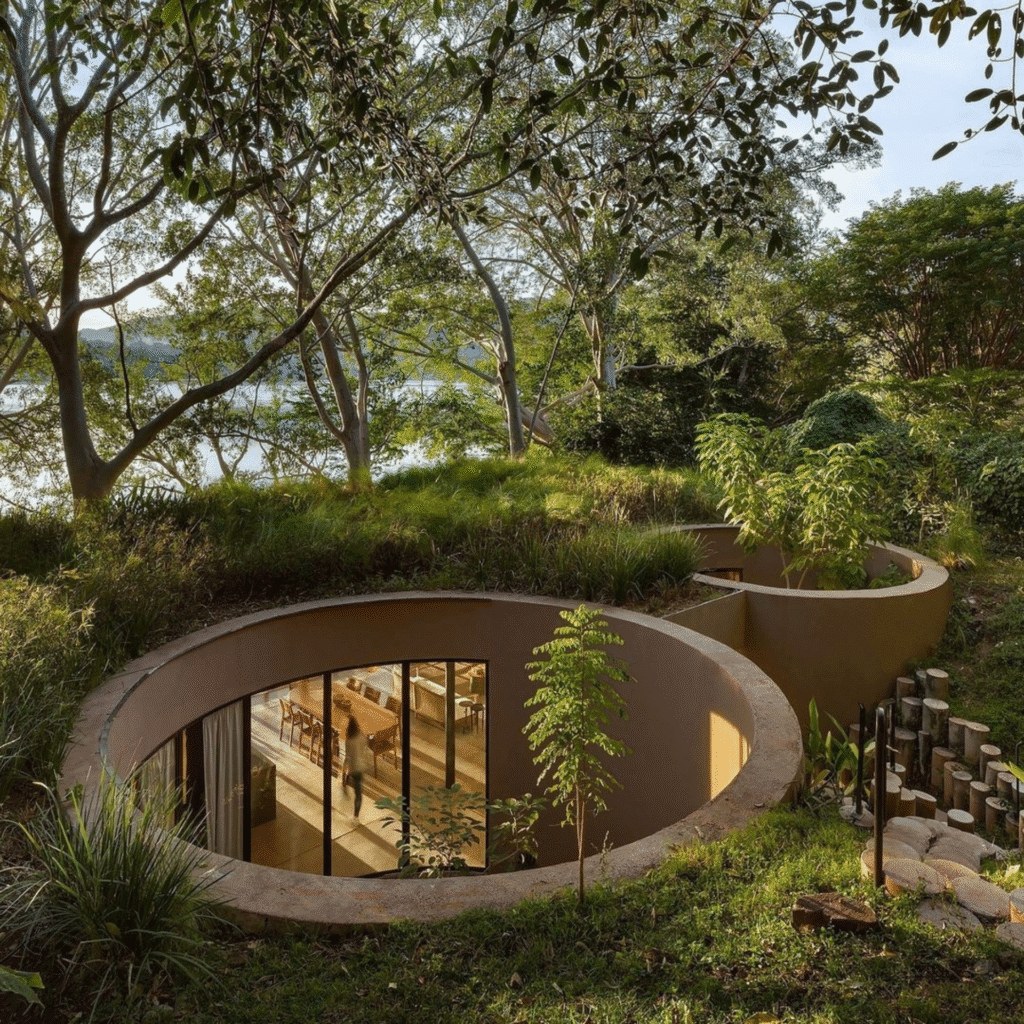 Réservation Hobbit's home maison semi-enterrée architecture organique