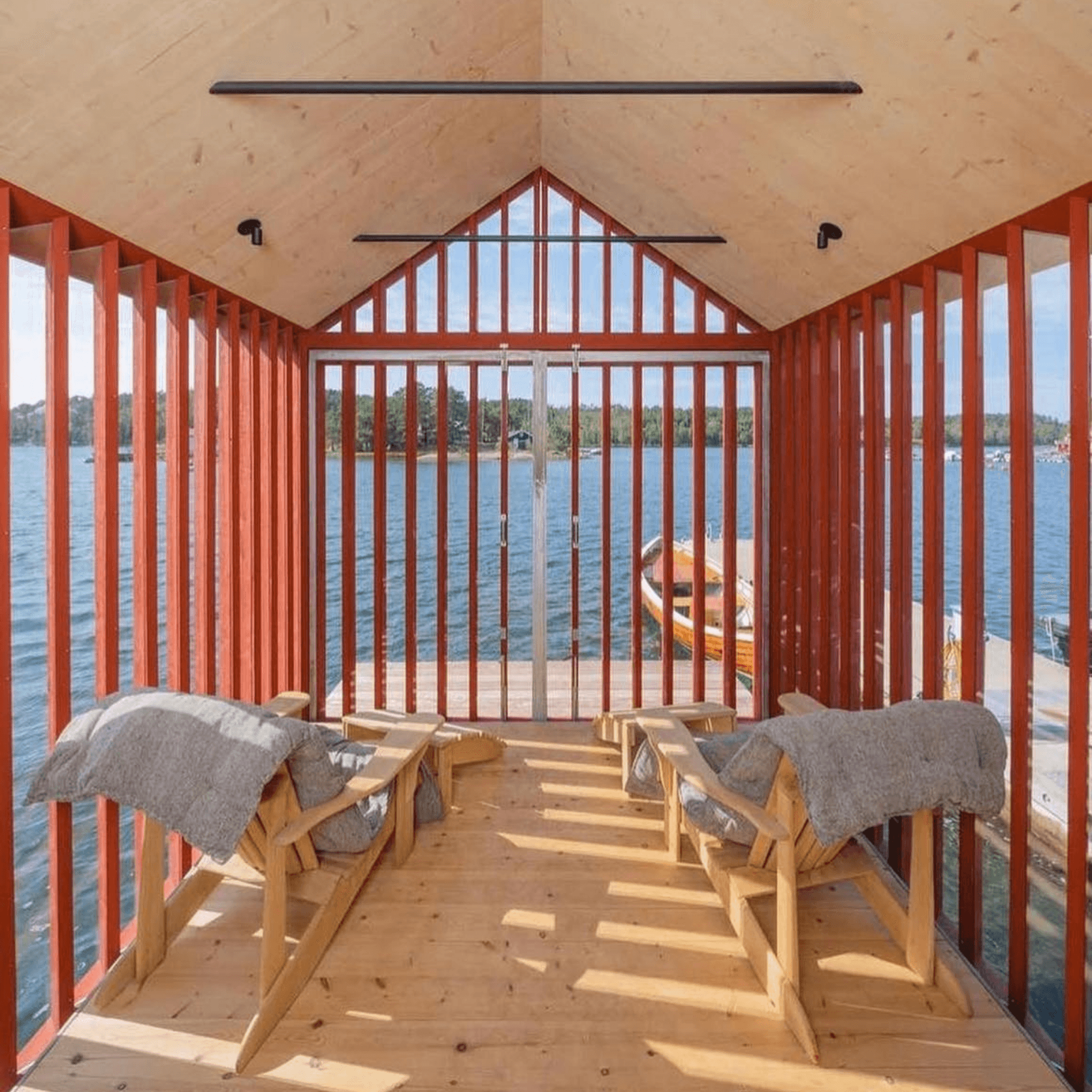Intérieur cosy d’un refuge flottant scandinave avec vue sur le lac, idéal pour une réservation d’escapade nature.
