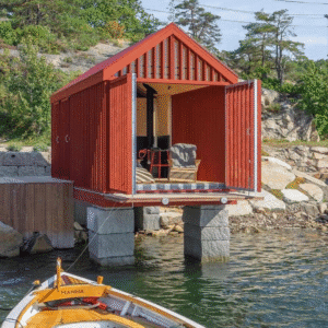 Refuge flottant scandinave éclairé au coucher de soleil, parfait pour une réservation d’escapade romantique.