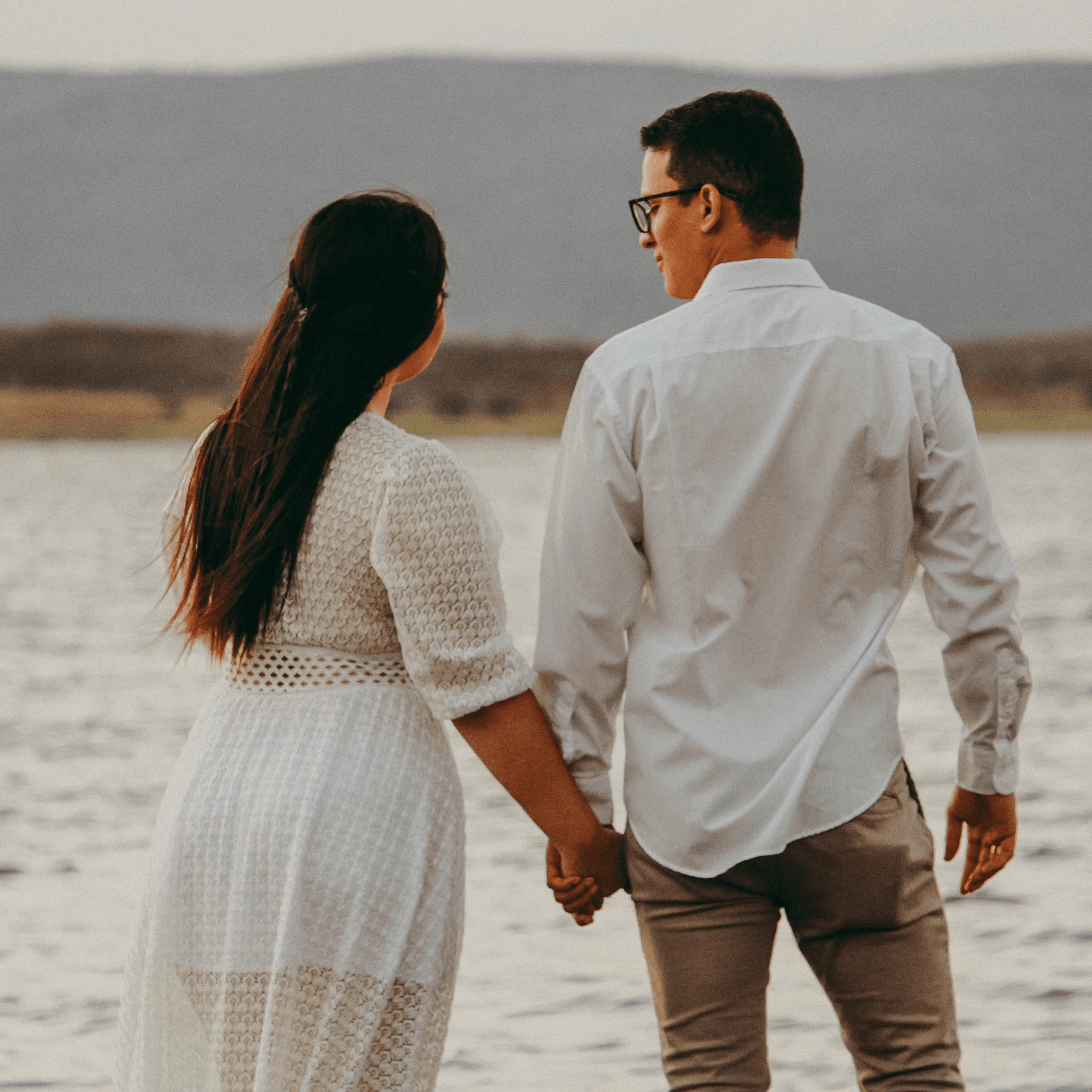 Réservation Refuge flottant scandinave – Moments complices en amoureux Témoignage, couple se promenant près d’un lac, avant une nuit dans un refuge flottant scandinave.