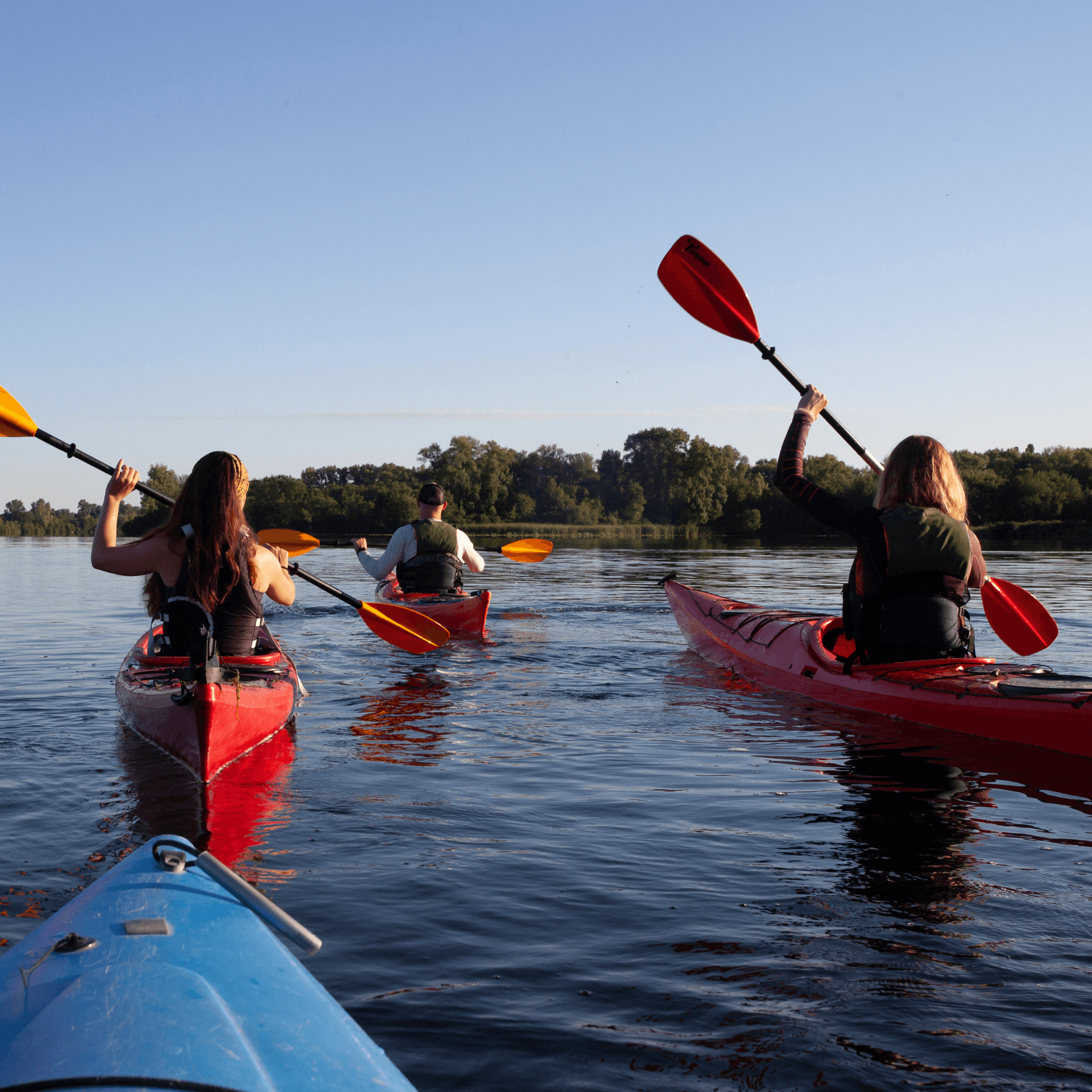 Hôte Refuge flottant scandinave – Aventure et détente Kayakistes sur un lac, illustrant l’expérience d’un séjour dans un refuge flottant scandinave.