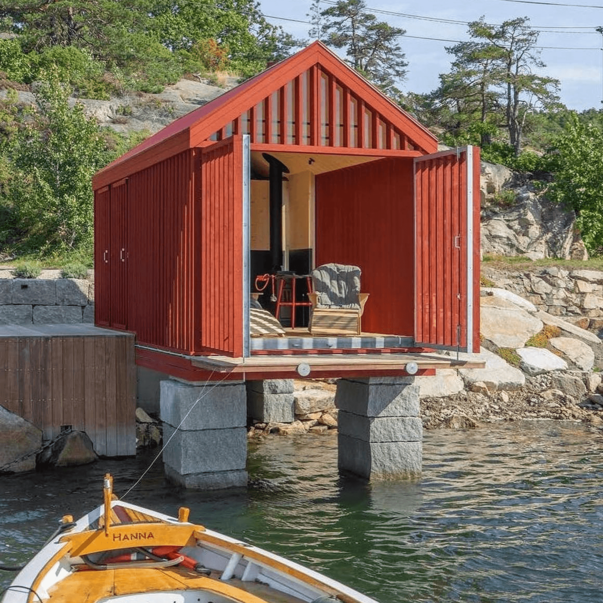 Refuge flottant scandinave éclairé au coucher de soleil, parfait pour une réservation d’escapade romantique.