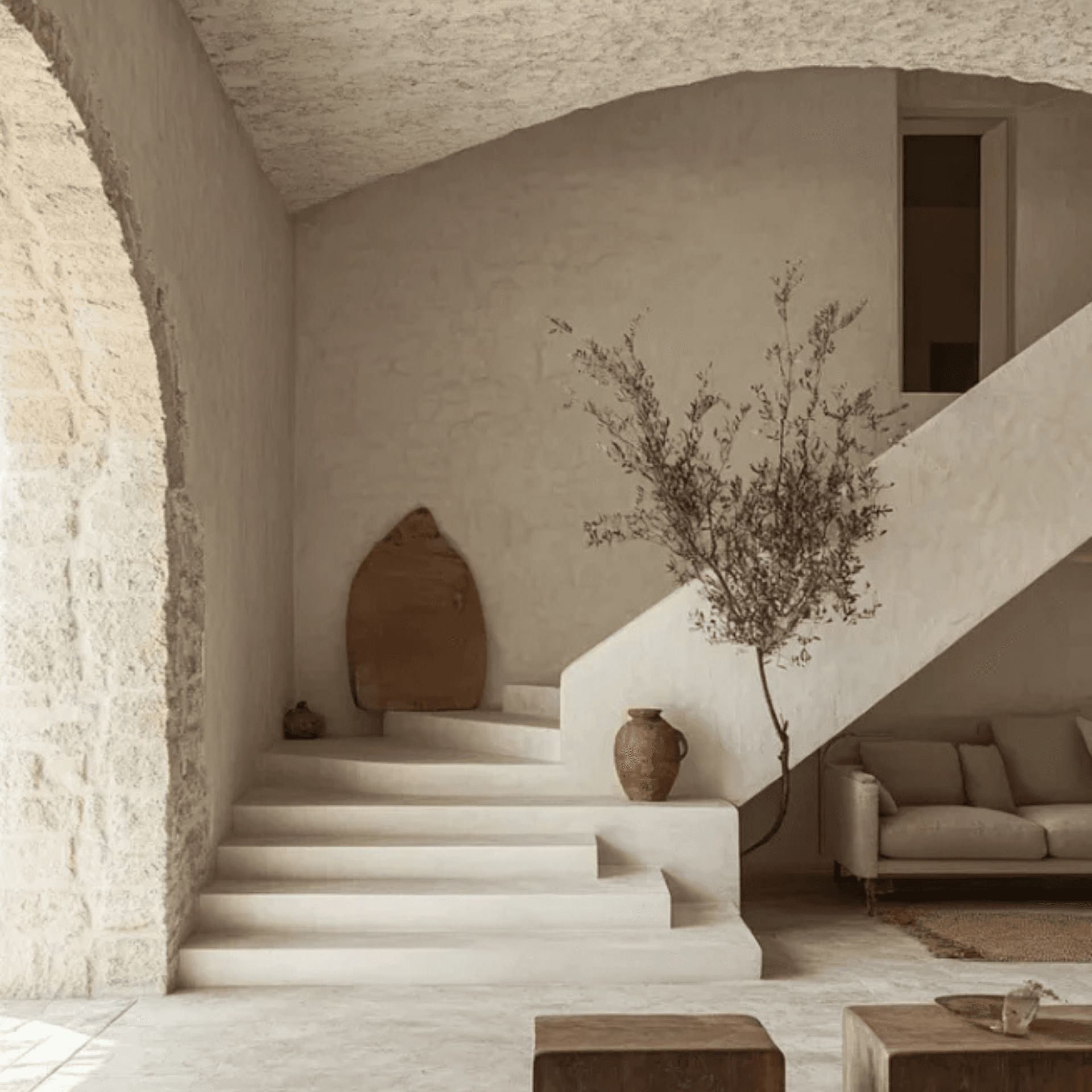 Escalier lumineux qui mène à l'étage de la villa troglodyte