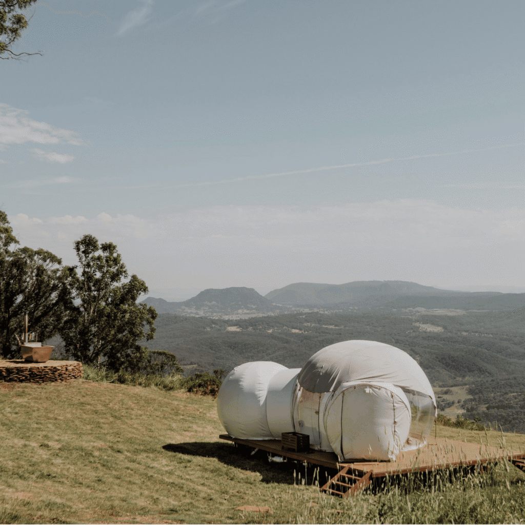 Réservation bulle transparente avec vue panoramique sur les montagnes et les vallées.