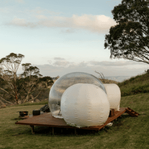 Réservation bulle transparente sous un ciel nuageux, expérience immersive en pleine nature.