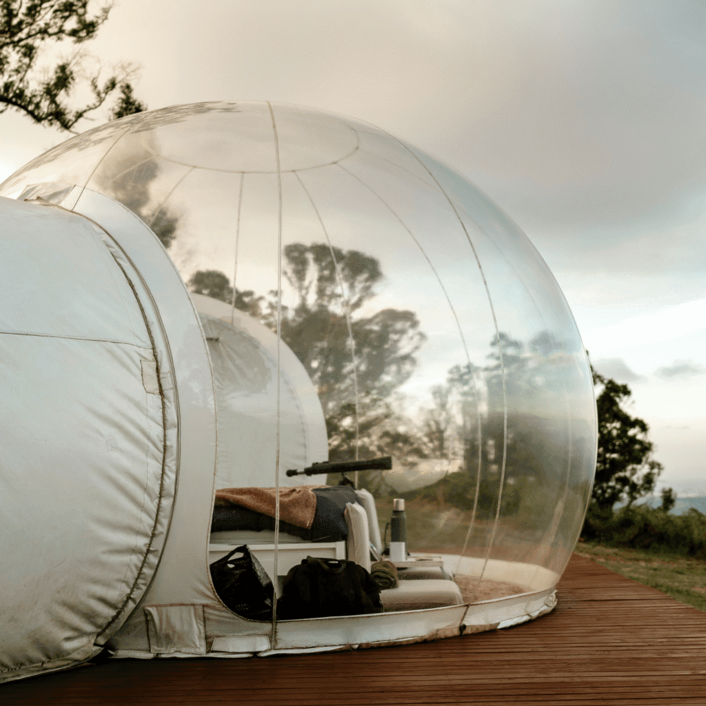 Réservation bulle transparente avec intérieur cosy et vue sur la nature, idéale pour une escapade détente.