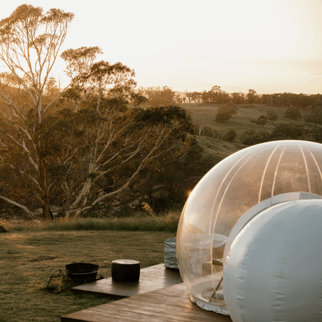Réservation bulle transparente avec vue sur la nature, nuit sous les étoiles dans un dôme immersif.