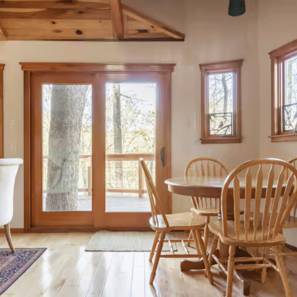 Intérieur cabane verte réservation salle à manger bois naturel vue forêt