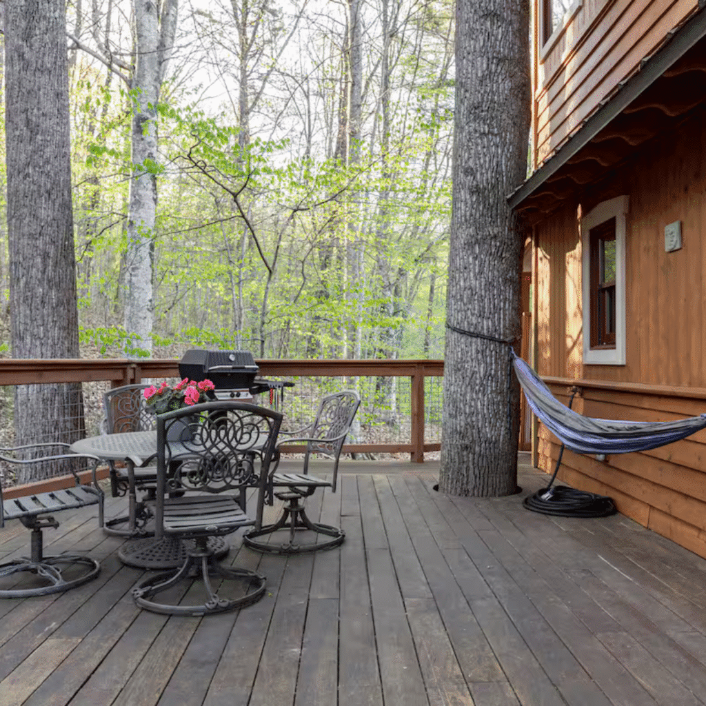 Terrasse cabane verte réservation hamac vue forêt espace détente