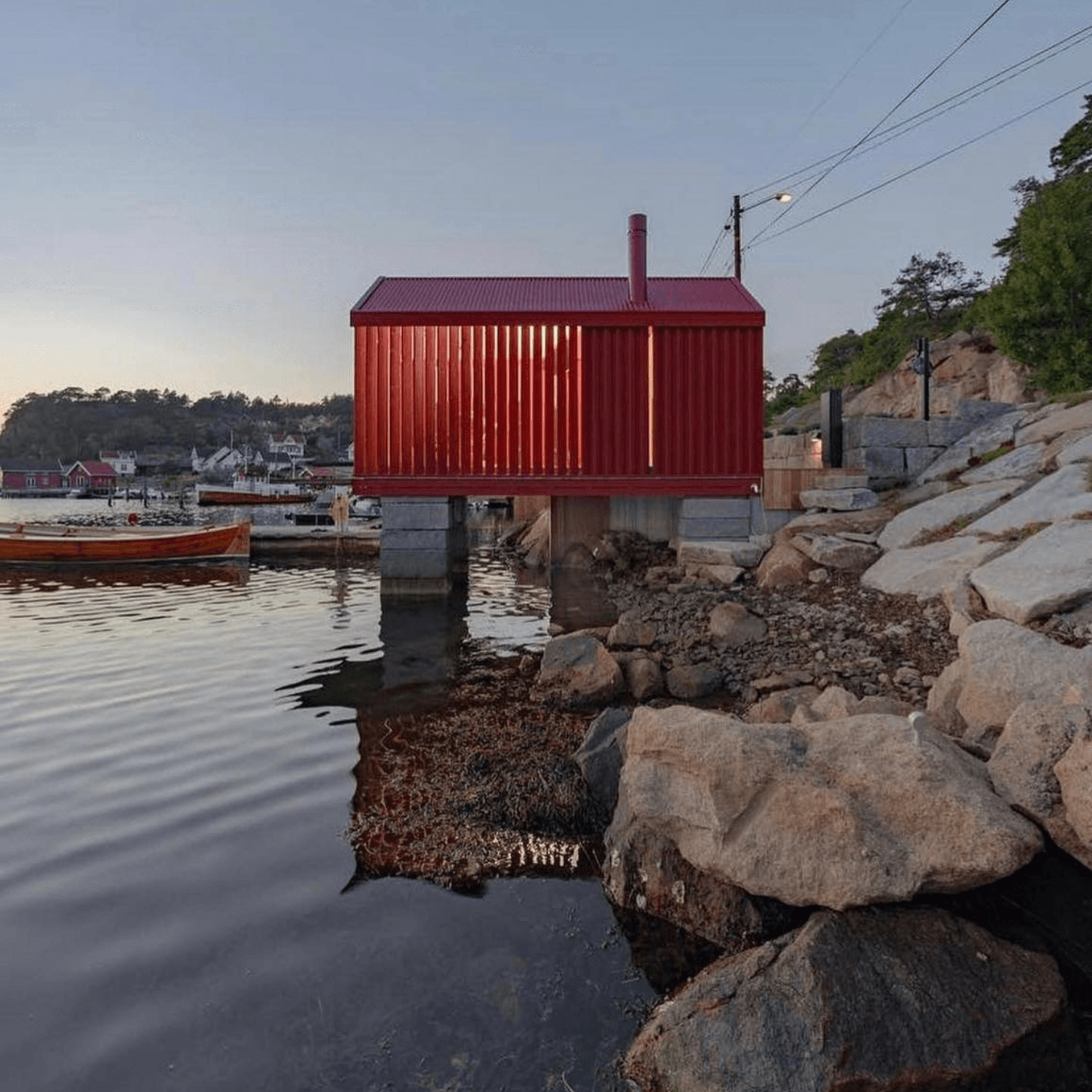 Refuge flottant scandinave éclairé au coucher de soleil, parfait pour une réservation d’escapade romantique.
