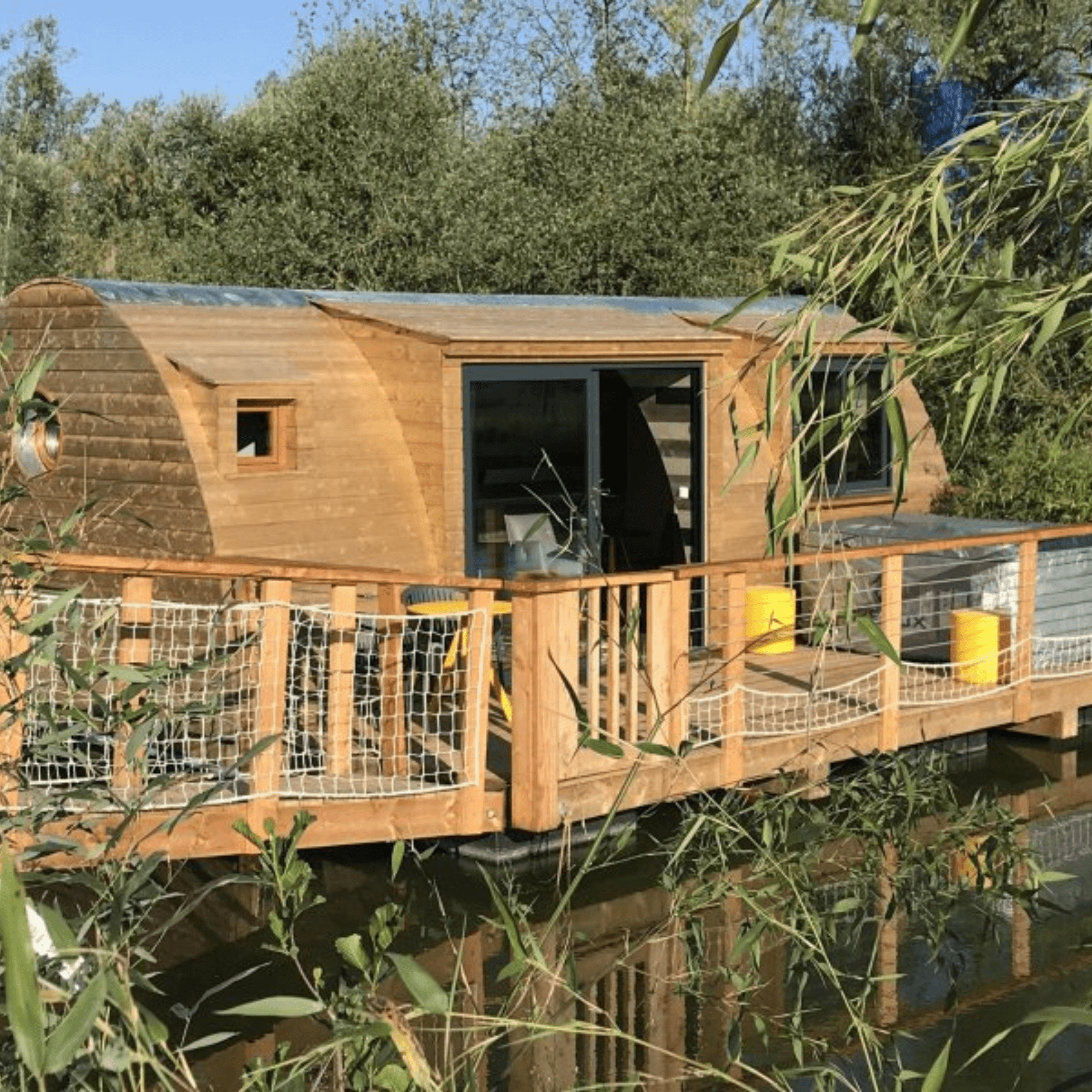 Cabane flottante bois étang paysage campagne collines vertes ciel bleu printemps